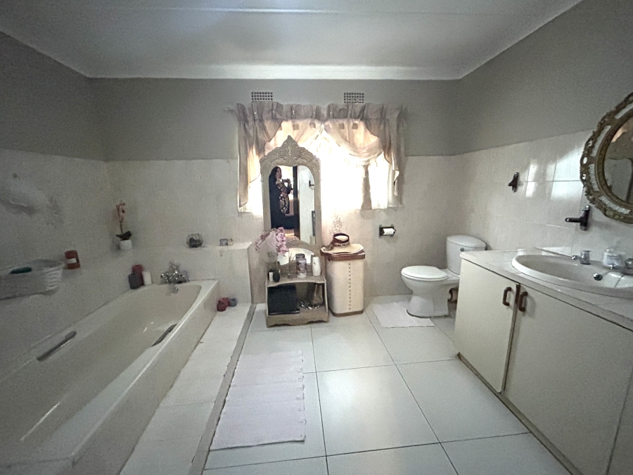 5 Bedroom Property for Sale in Beacon Bay Eastern Cape
